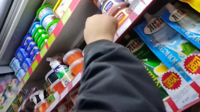 пробуем черную икру и кукурузу по рофлу потому что нечего делать смотреть онлайн