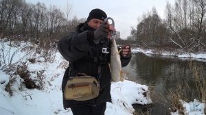 Щука на воблер. Рыбалка на малой реке зимой