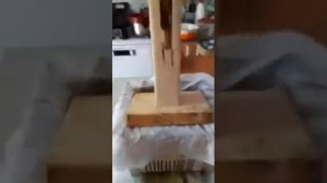 Деревянный пресс для откачки мёда .