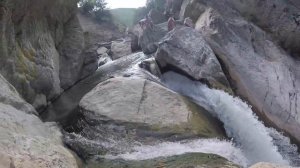 Хучнинский водопад. Когда все зависит от друга. "Прогулка" под мостом. с.Хучни.