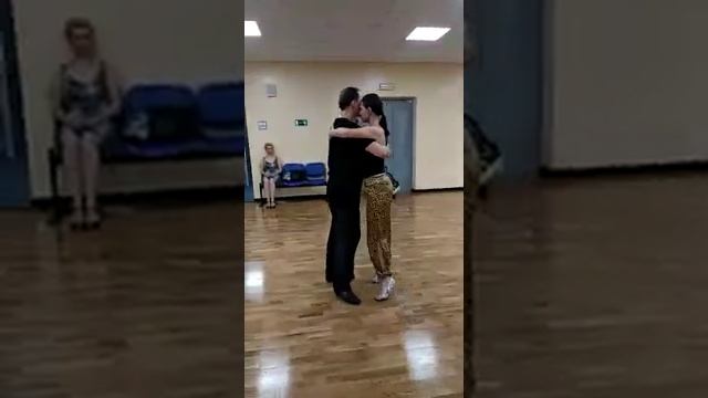 VigorTango Clases. Резюме урока танго 22.06.2019. Комбинации с очо назад, хиро и разворотом. смотреть онлайн