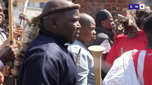 “Wathint’ uShenge udakwe yini?’ -Amabutho pay their respects to Buthelezi смотреть онлайн