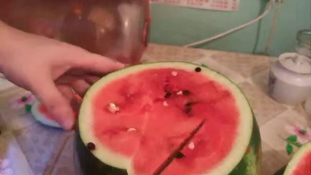 Нарезание арбуза японским кухонным ножом Moritaka Hamono. смотреть онлайн