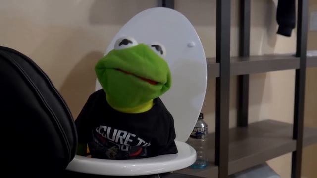 Kermit the Frog gets a NEW Girlfriend from Santa Claus! (Miss Piggy wasn't happy) смотреть онлайн