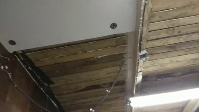 Как и чем приклеить пенопласт к деревянному потолку смотреть онлайн