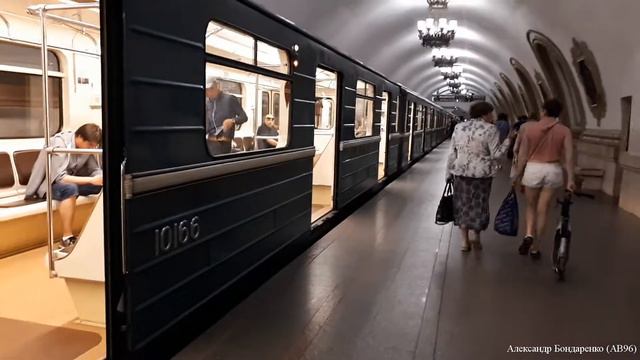 [Ретро-метро]: Состав 81-717.5/714.5 "Номерной" на ст. "Киевская" (КЛ) смотреть онлайн