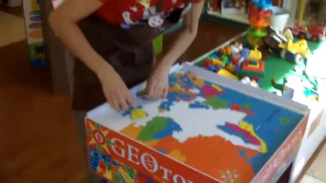 Autumn vs. The Sock Monkey: GeoPuzzle Challenge смотреть онлайн