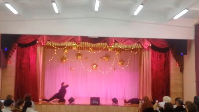 Это танец Встанем песня шамана Малика заметь я показываю танец!!! смотреть онлайн