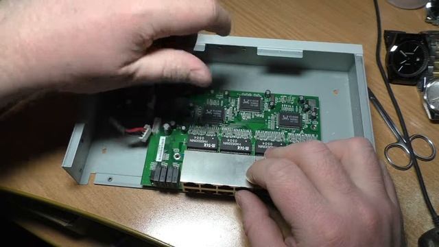 Вскрытие свитча CNet Power Switch CSH-1600 смотреть онлайн
