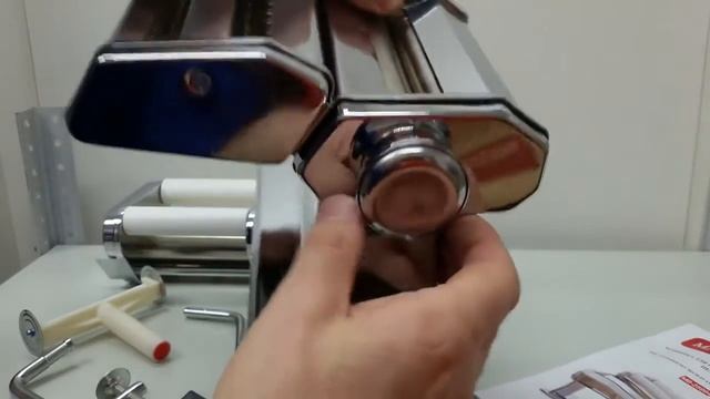 Видеообзор ручной лапшерезки Mayer&Boch MB-25994 с насадкой для равиоли смотреть онлайн