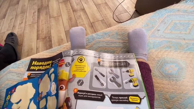 Влог ПАПА и ДОЧКА Василиса Читаем, клеем, раскрашиваем журнал Щенячий патруль. Карантин день 2. смотреть онлайн