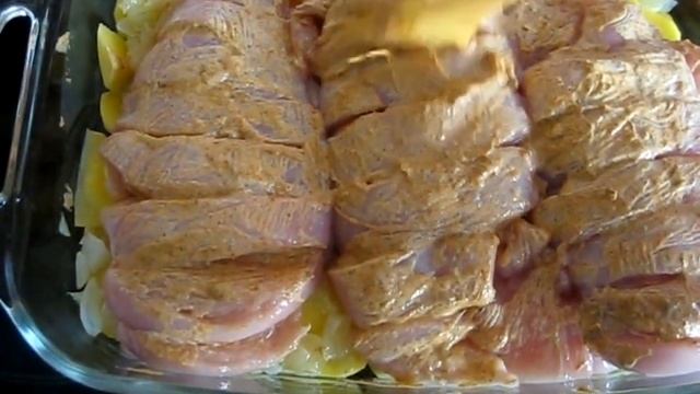 Курица, запечённая в духовке с картошкой, помидорами, огурцами. смотреть онлайн