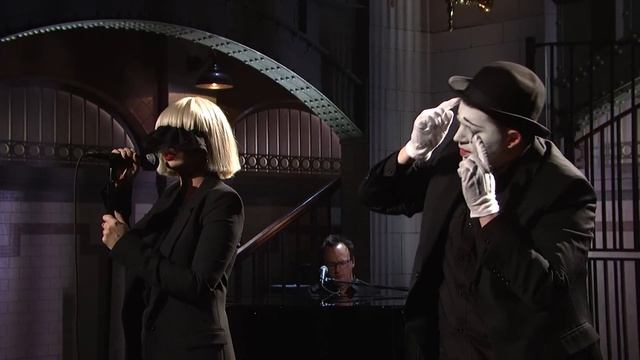 Sia - Chandelier (Live on SNL) смотреть онлайн
