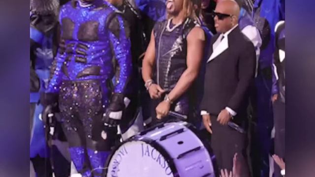 Usher HUMILIATES Himself Falling On Roller Skates During Superbowl Halftime Show смотреть онлайн