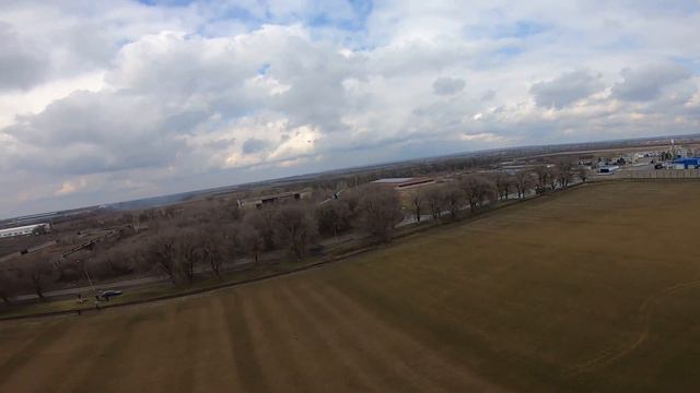 Столкновение квадрокоптера с самолетом и падение самолета. Днепр. Караван | RC FPV GEPRC MARK4 смотреть онлайн