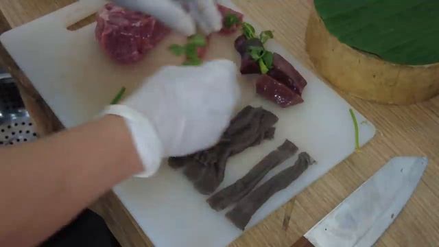 ТАЙСКИЙ МЯСНОЙ САЛАТ, В ИСПОЛНЕНИЕ КРАСИВОЙ ДЕВУШКЕ. смотреть онлайн