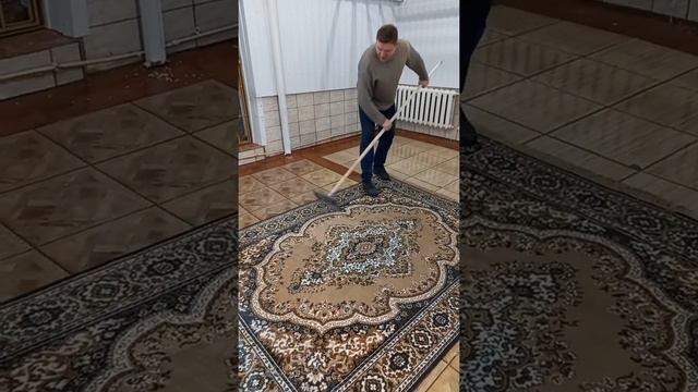 Сгон для воды с ковра и чесалка два в одном смотреть онлайн