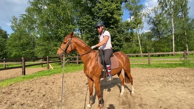 Заездка не молодой лошади. Часть 3. Пробуем сесть . смотреть онлайн