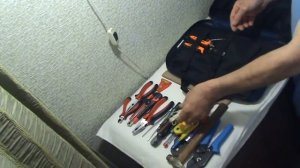 Не профессиональный инструмент электрика.