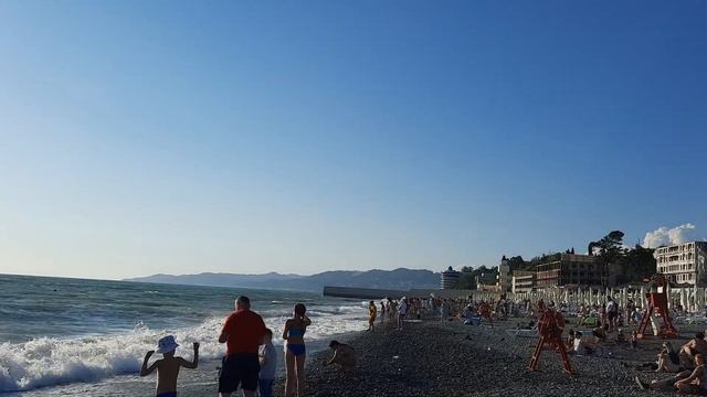 красный флаг на побережье Чёрного моря Сочи 16.06.2022. смотреть онлайн