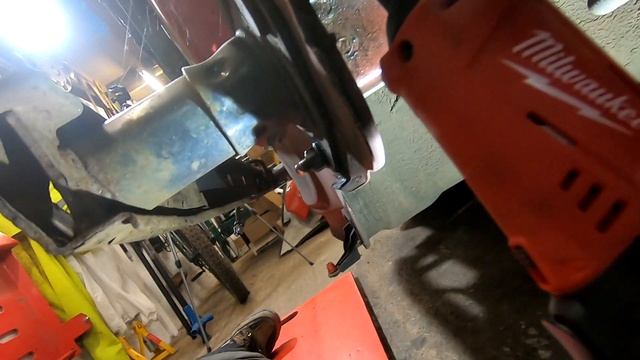 Removing a Corsa D rear bumper and replacing the bumper reinforcement bar. смотреть онлайн