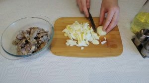 Салат "Обжорка" с куриными желудками.Очень простой и вкусный салат.