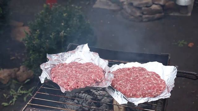 ДОМАШНИЙ БУРГЕР на ГРИЛЕ . Рецепт гамбургера на МАНГАЛЕ. ENG SUB смотреть онлайн