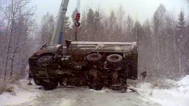 Кран поднимает перевернутый самосвал смотреть онлайн