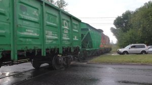 Маневровый тепловоз ЧМЭ3-3011 с вывозным поездом следует по подъездному пути от станции Каналстрой