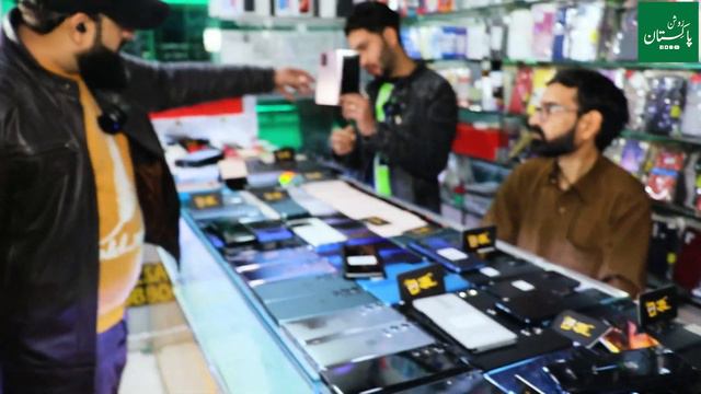 Buy 1 Mobile Get 1 Mobile Free | Mobiles ki Sasti Laat | Cheapest Mobile Market смотреть онлайн