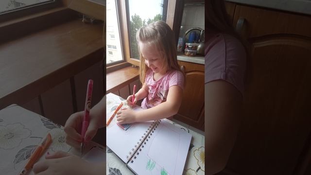 Соня рисует очень просто, снимаю на телефон .. смотреть онлайн