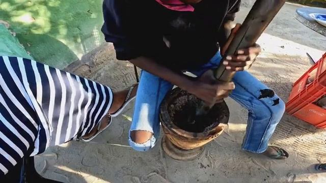 HOW THEY MAKE COOKING OIL WITH AMARULA FRUIT (Namibia Africa) смотреть онлайн