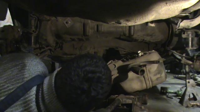 Subaru Impreza GC8. Снятие топливного бака. смотреть онлайн