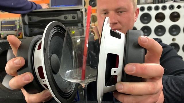 Как разбить стакан с помощью звука (финальная часть) смотреть онлайн