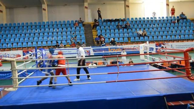 Чемпионат Армении по боксу среди кадетов 62кг Вреж Арутюнян (Мартуни)-Тигран Оганисян (Вагаршапат) смотреть онлайн