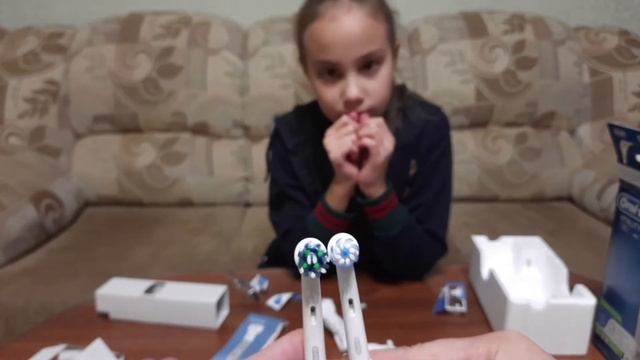 Электрическая зубная щетка Oral-B Vitality CrossAction смотреть онлайн
