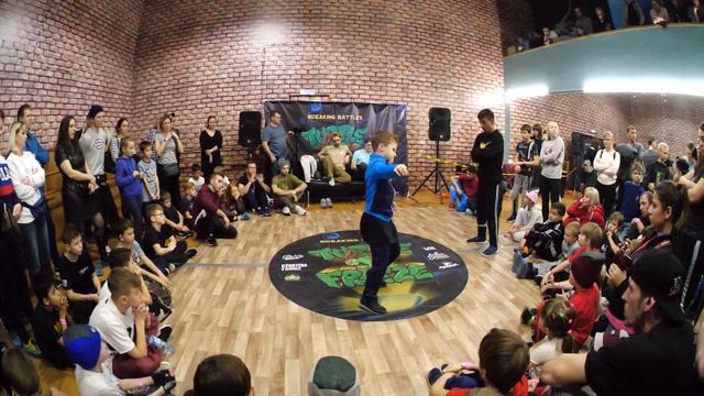 bboy Лиман vs bboy Глеб - брейкданс чемпионат TurtleFreeze Battle смотреть онлайн