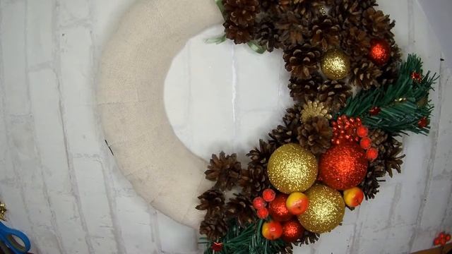 Новогодний венок из шишек. смотреть онлайн