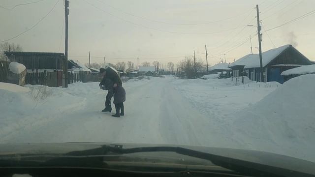 Старенькая бабушка упала в колею и не могла встать! Дороги Канска в 2021 году! смотреть онлайн