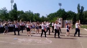 Флешмоб на последний звонок  24 05 2018г  г  Светлоград  МБОУ лицей №3