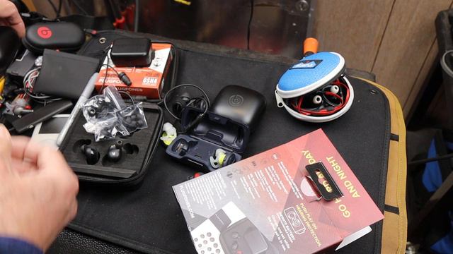 PLUGFONES: Excellent audio with noise blocking. Four bluetooth earbuds for days of quiet listening смотреть онлайн