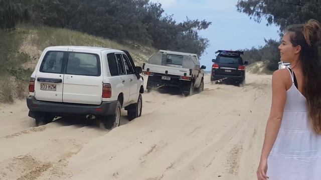 Fraser Island. Landcruiser and Nissan Patrol bogged at Indian Head rescued by 200 series Cruiser смотреть онлайн