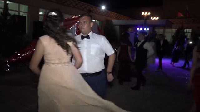 Выпускной 2018. Поздравление учителей, танец от 11А. смотреть онлайн