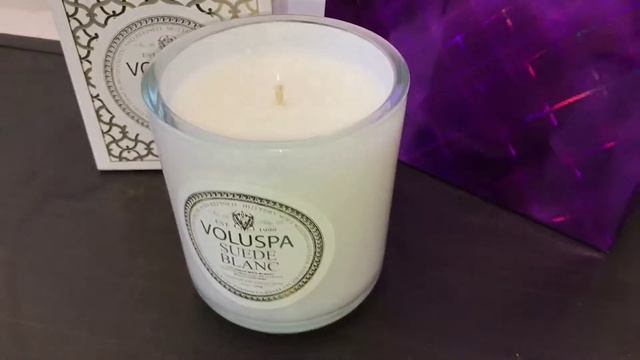 Ароматическая свеча Voluspa Suede Blanc (Белая Замша) смотреть онлайн