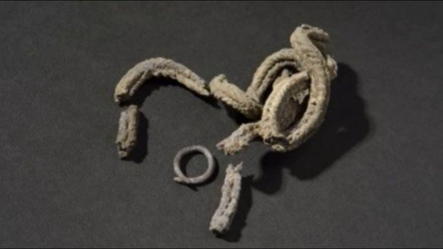 КЛАД РИМСКИХ ДРАГОЦЕННОСТЕЙ С МОНЕТАМИ БЫЛ ОБНАРУЖЕН ПРИ РЕМОНТЕ ДОРОГ… смотреть онлайн