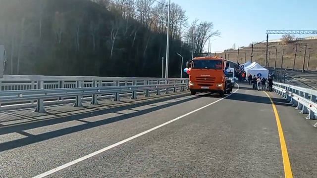 Первые автомобили едут по обновленному Старому мосту в Барнауле смотреть онлайн