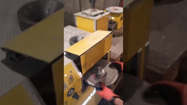 процесс изготовления медалей в мастерской Андрея. Все при деле. смотреть онлайн