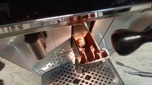 Чистка носиков подачи кофе в кофемашине Philips EP серии.