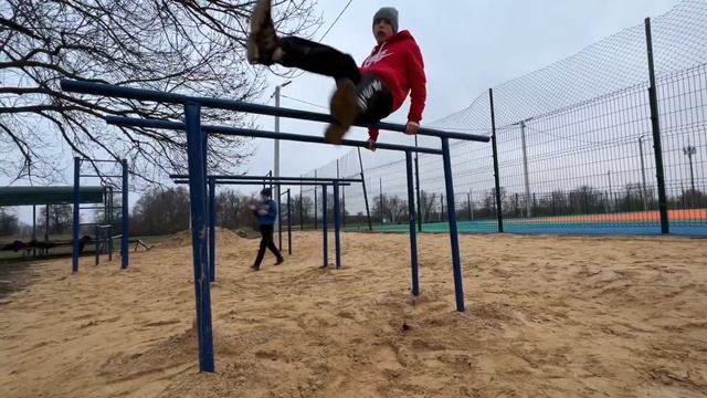 УЧИМ ЛЁГКИЕ ЭЛЕМЕНТЫ ФРИСТАЙЛА НА БРУСЬЯХ смотреть онлайн