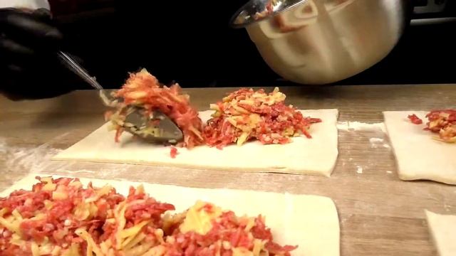 Закусочные Слойки с колбасой и сыром!Настоящее объедение за пару минут!Вкусно до последней крошечки смотреть онлайн